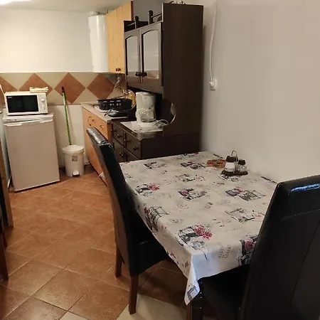 Kis Apartmanhaz شقة